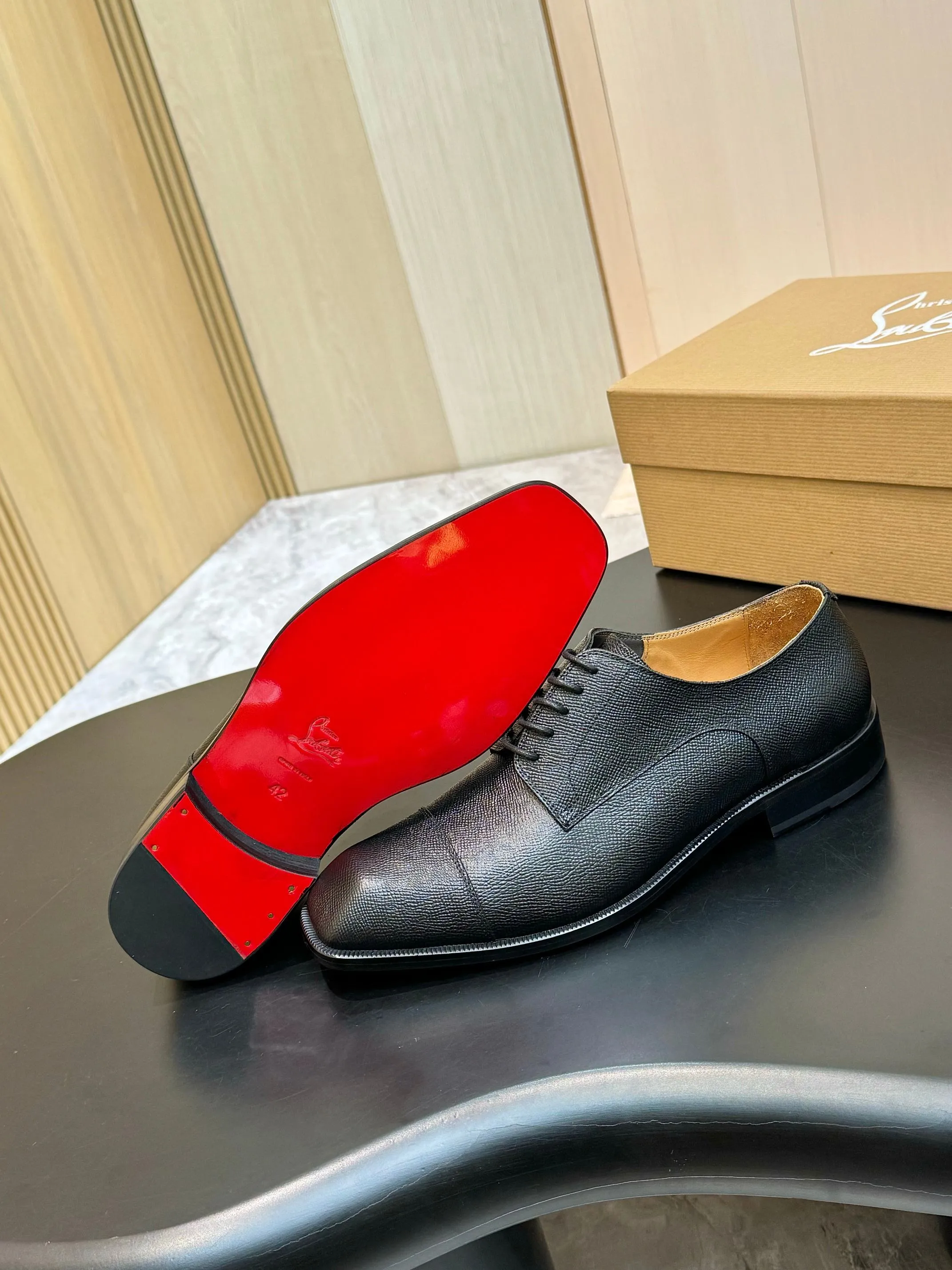 [CL red sole shoes] Top P: 1020💰 Size 39-44 (⚠️38.45.46.47 custom-made, non-returnable and non-exchangeable) 🆑High-end men's business formal leather shoes, original authentic top quality goods ••✅💯 Top original order purchasing agent! Original imported patterned cowhide ➕Imported cowhide lining ➕Cowhide feet ➕Original leather outsole~🉑️Feel free to compare the authentic ones!